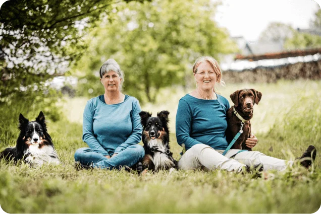 Glücklich und zufrieden nach einem Training, sowohl Hunde und Menschen.