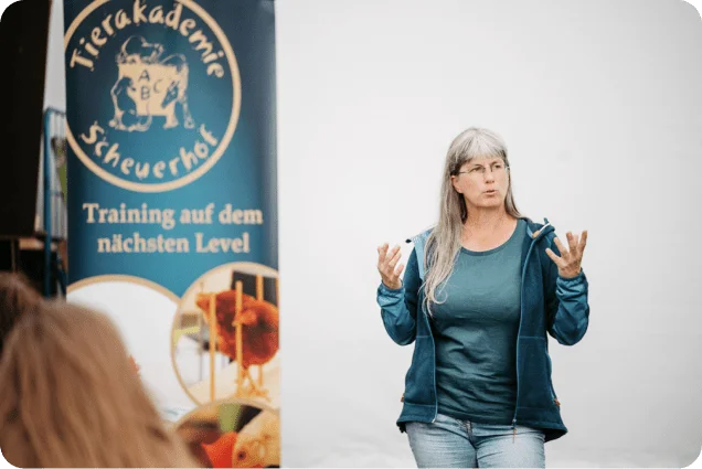 Viviane hält einen Vortrag über die Ausbildung zum Hundetrainer - deine Fragen sind immer willkommen!