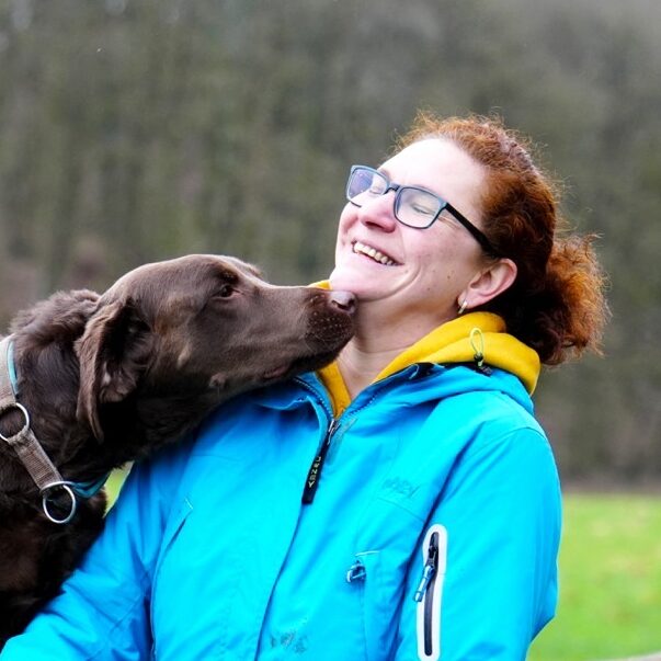 Melanie hat ihre Ausbildung zum Hundetrainer bei der Tierakademie Scheuerhof gemacht und ist sehr zufrieden.