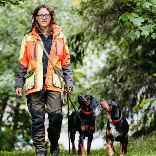 Monika hat ihre Ausbildung zum Hundetrainer bei der Tierakademie Scheuerhof gemacht - hier berichtet sie davon!